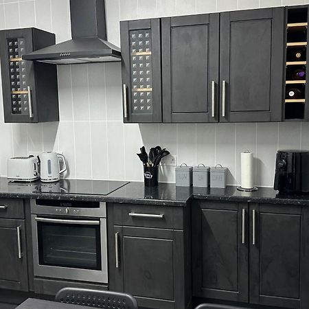 Modern 2 Bed Near Turf Moor Football Stadium, Parks, Canal And Lake Burnley Esterno foto